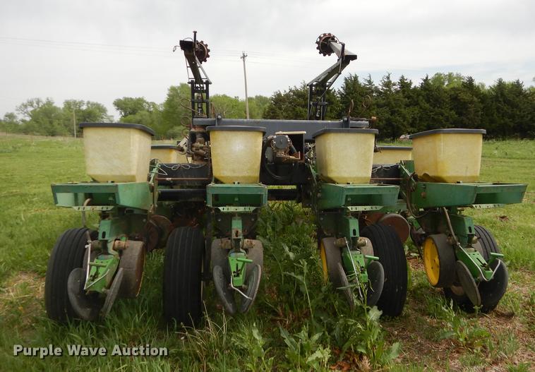 image for item DE1666 John Deere 7000 planter