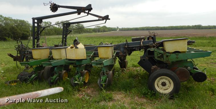 image for item DE1666 John Deere 7000 planter