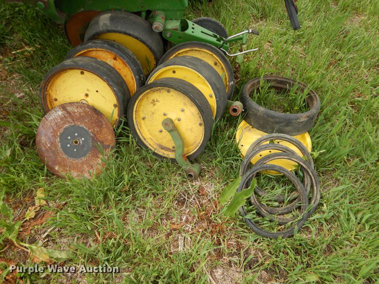 image for item DE1666 John Deere 7000 planter