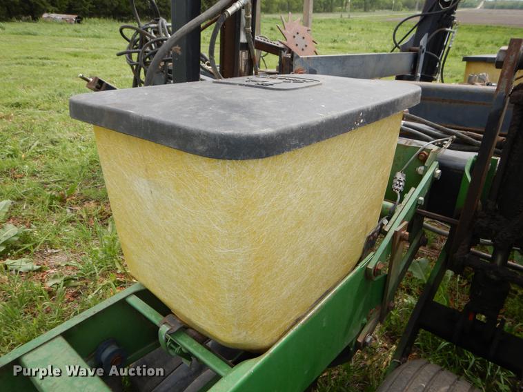 image for item DE1666 John Deere 7000 planter
