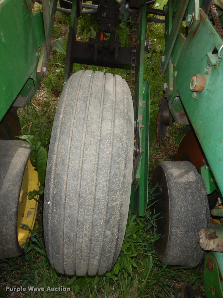 image for item DE1666 John Deere 7000 planter
