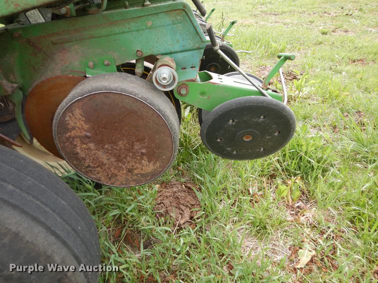 image for item DE1666 John Deere 7000 planter