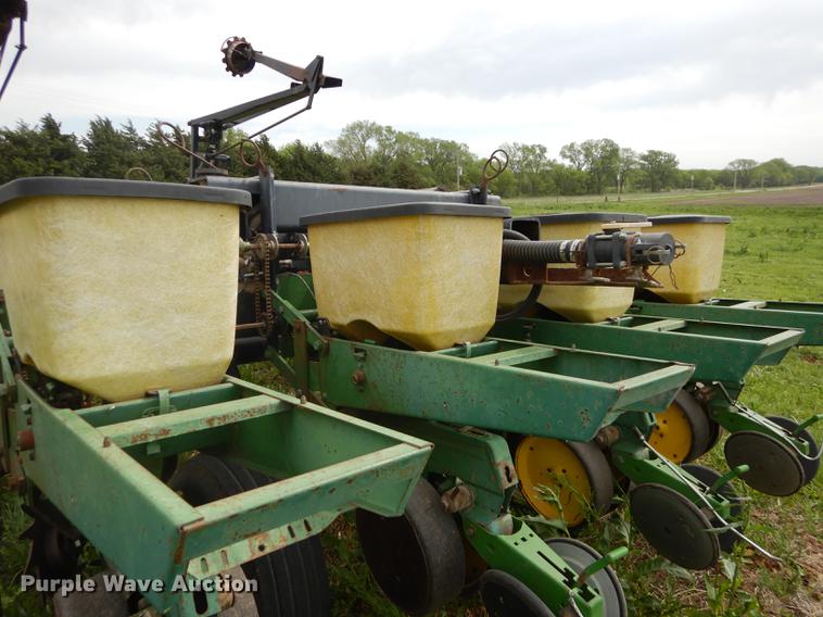 image for item DE1666 John Deere 7000 planter