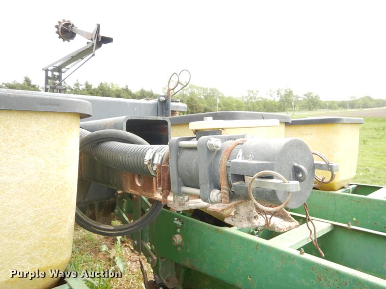 image for item DE1666 John Deere 7000 planter
