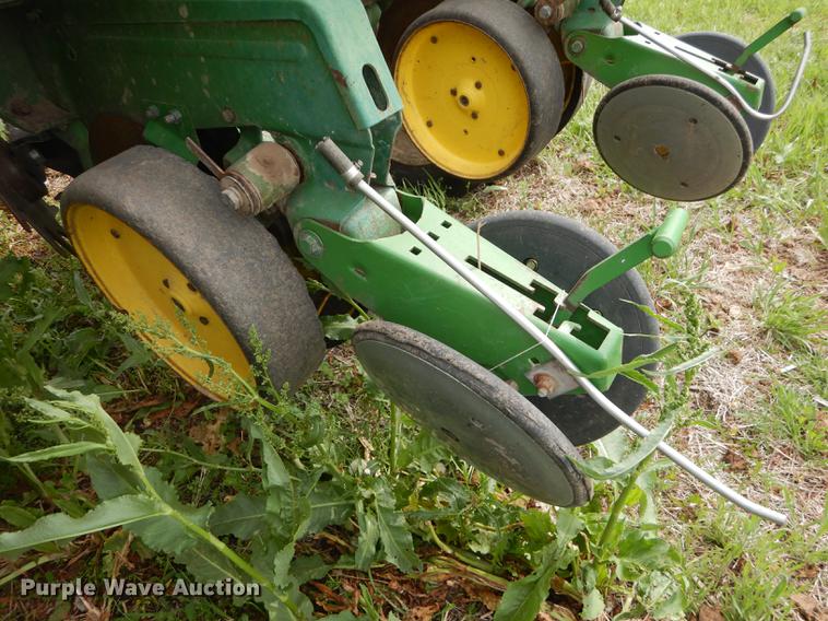 image for item DE1666 John Deere 7000 planter