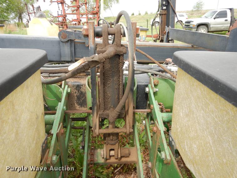 image for item DE1666 John Deere 7000 planter