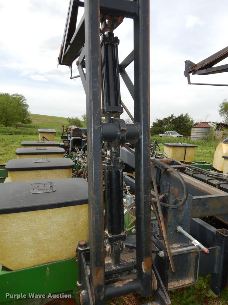 image for item DE1666 John Deere 7000 planter