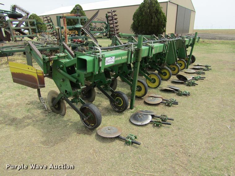 image for item DE6778 John Deere 885 cultivator