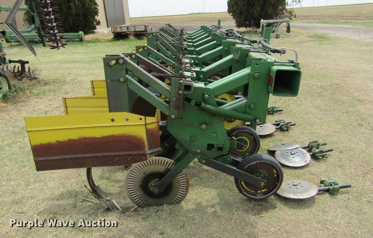 image for item DE6778 John Deere 885 cultivator