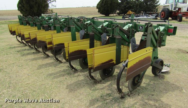 image for item DE6778 John Deere 885 cultivator
