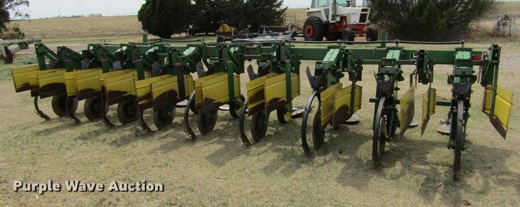 image for item DE6778 John Deere 885 cultivator