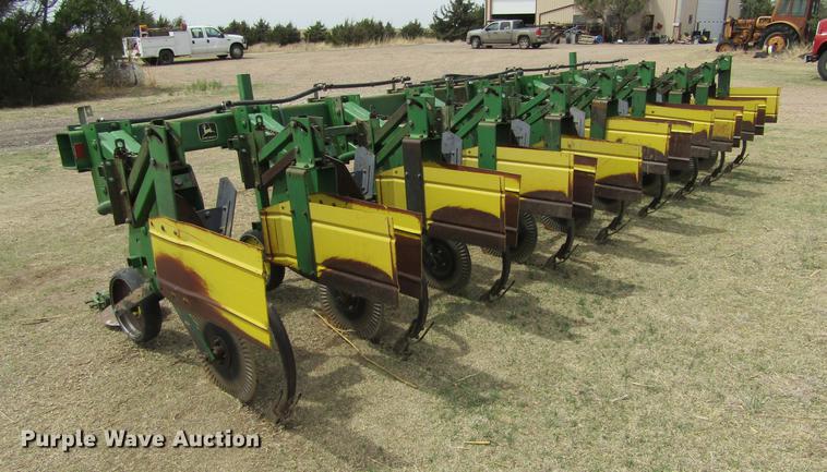 image for item DE6778 John Deere 885 cultivator