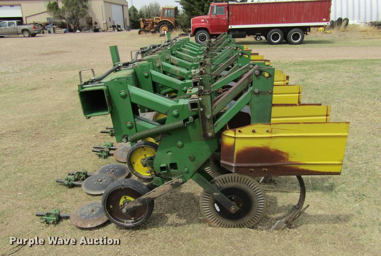 image for item DE6778 John Deere 885 cultivator