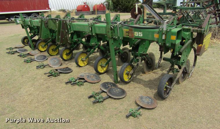 image for item DE6778 John Deere 885 cultivator