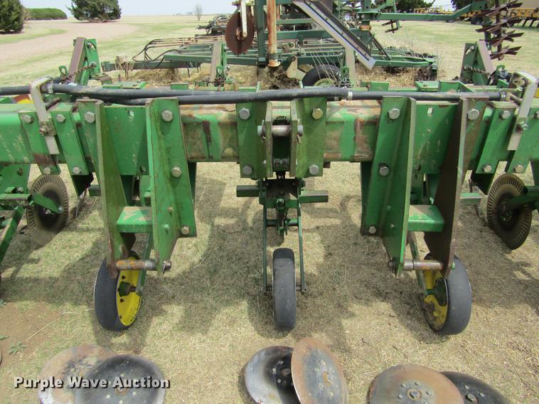 image for item DE6778 John Deere 885 cultivator