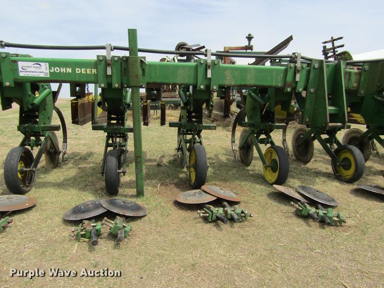 image for item DE6778 John Deere 885 cultivator