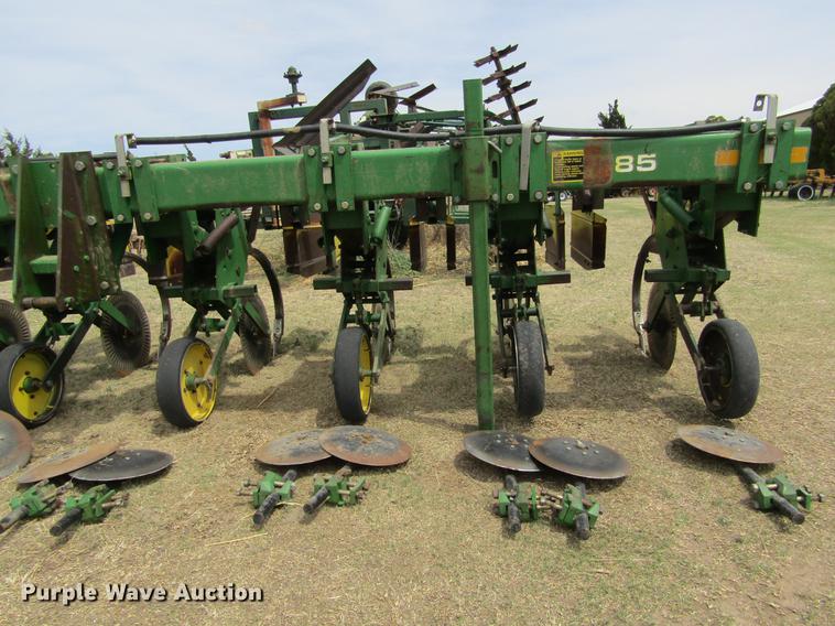 image for item DE6778 John Deere 885 cultivator