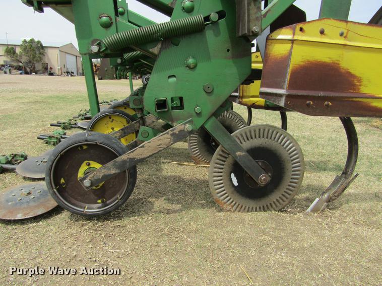 image for item DE6778 John Deere 885 cultivator