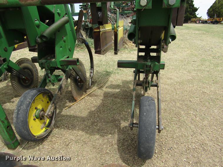 image for item DE6778 John Deere 885 cultivator