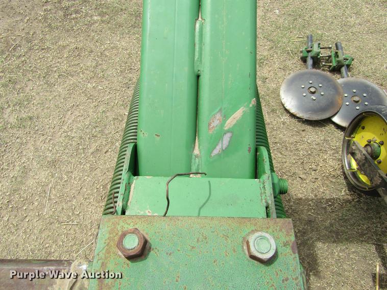 image for item DE6778 John Deere 885 cultivator
