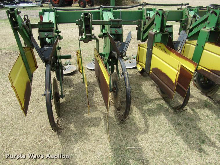 image for item DE6778 John Deere 885 cultivator