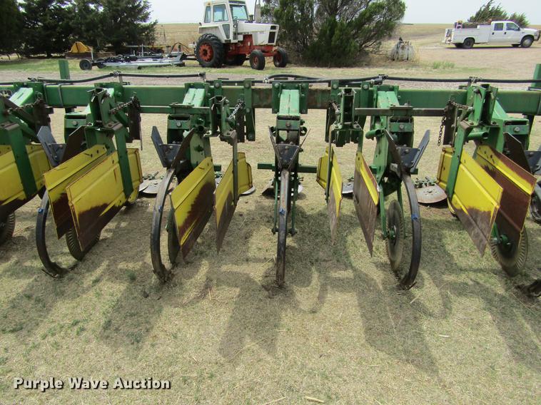 image for item DE6778 John Deere 885 cultivator