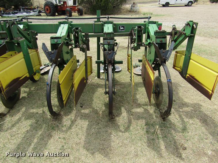 image for item DE6778 John Deere 885 cultivator