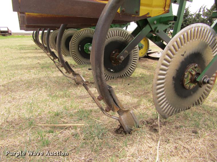 image for item DE6778 John Deere 885 cultivator