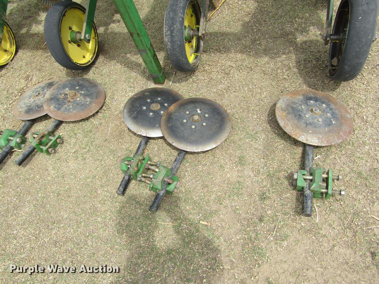 image for item DE6778 John Deere 885 cultivator