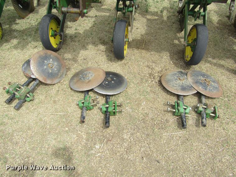 image for item DE6778 John Deere 885 cultivator