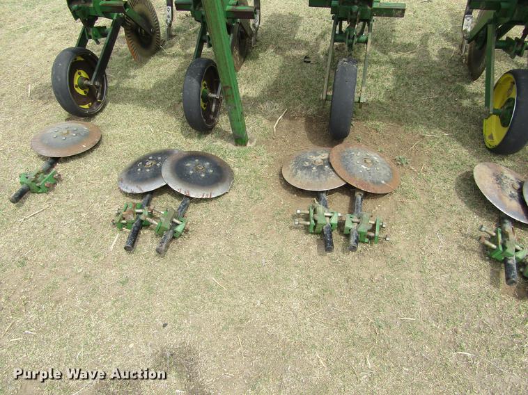 image for item DE6778 John Deere 885 cultivator
