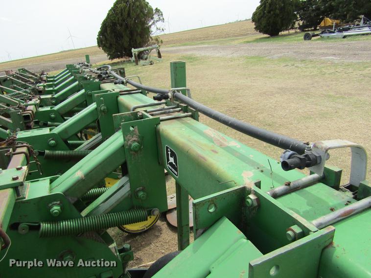 image for item DE6778 John Deere 885 cultivator