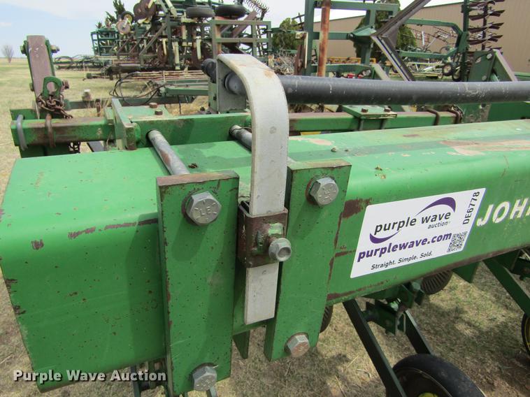 image for item DE6778 John Deere 885 cultivator