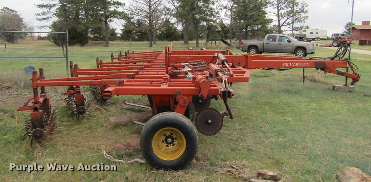 image for item DE6793 Richardson 7X5 sweep plow
