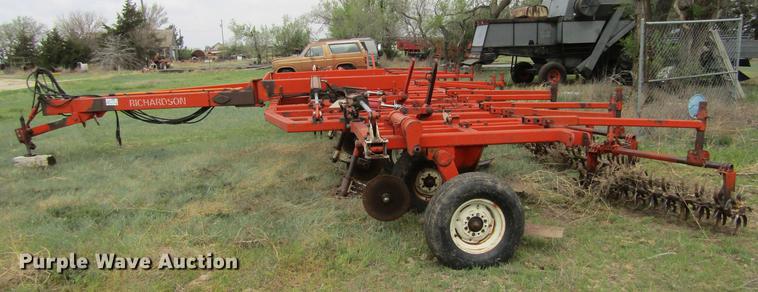 image for item DE6793 Richardson 7X5 sweep plow