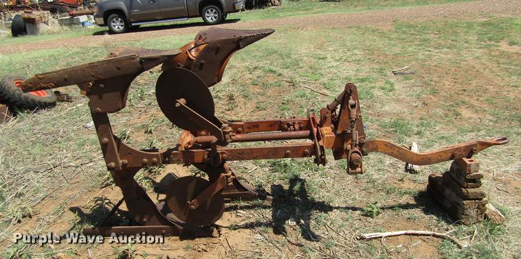 image for item DE6822 Allis Chalmers two bottom plow