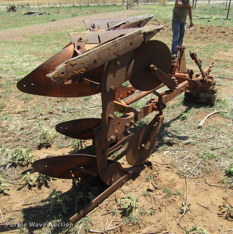 image for item DE6822 Allis Chalmers two bottom plow
