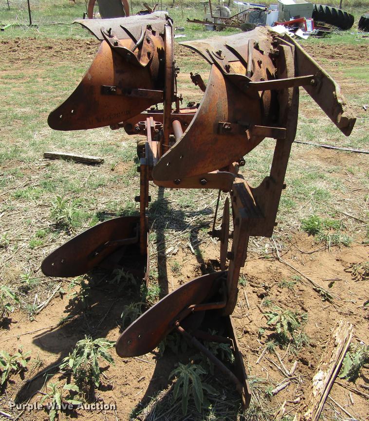 image for item DE6822 Allis Chalmers two bottom plow