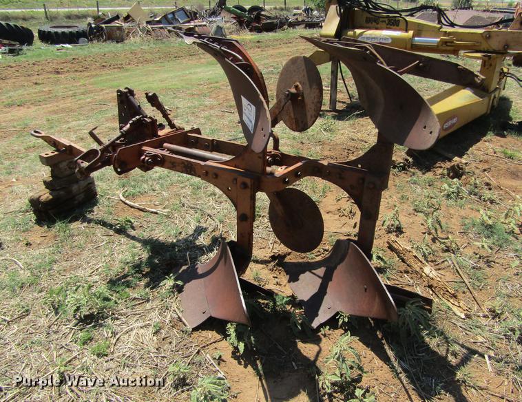 image for item DE6822 Allis Chalmers two bottom plow