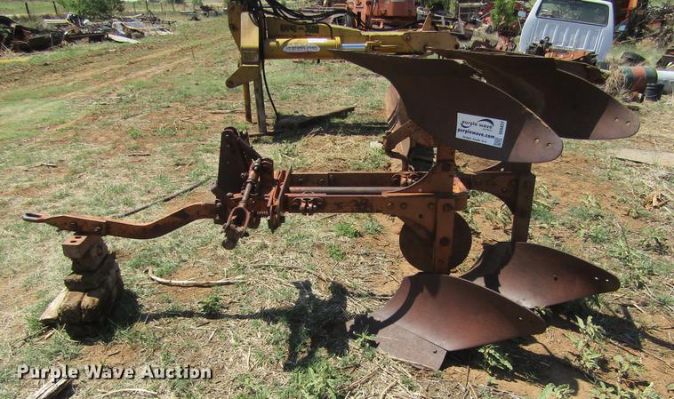 image for item DE6822 Allis Chalmers two bottom plow
