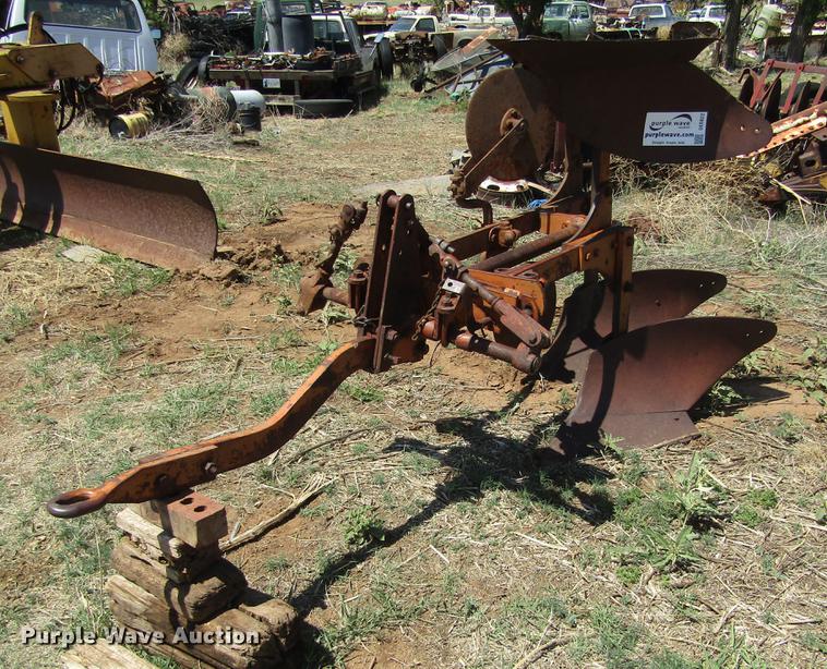 image for item DE6822 Allis Chalmers two bottom plow
