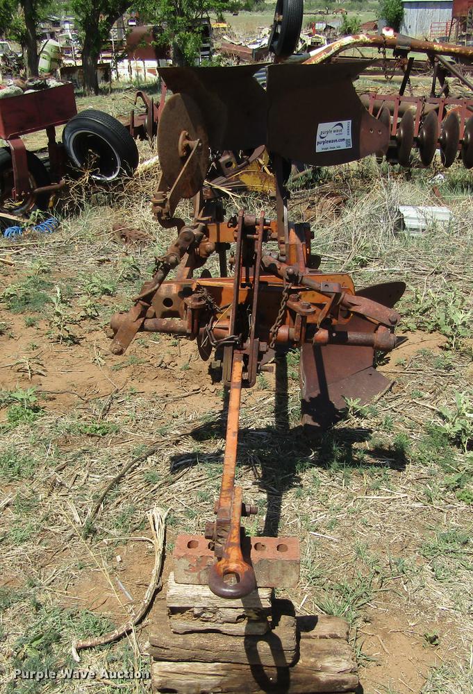 image for item DE6822 Allis Chalmers two bottom plow