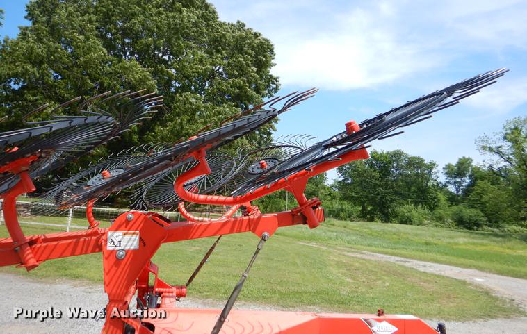 image for item EI9140 Kuhn SR110 hay rake