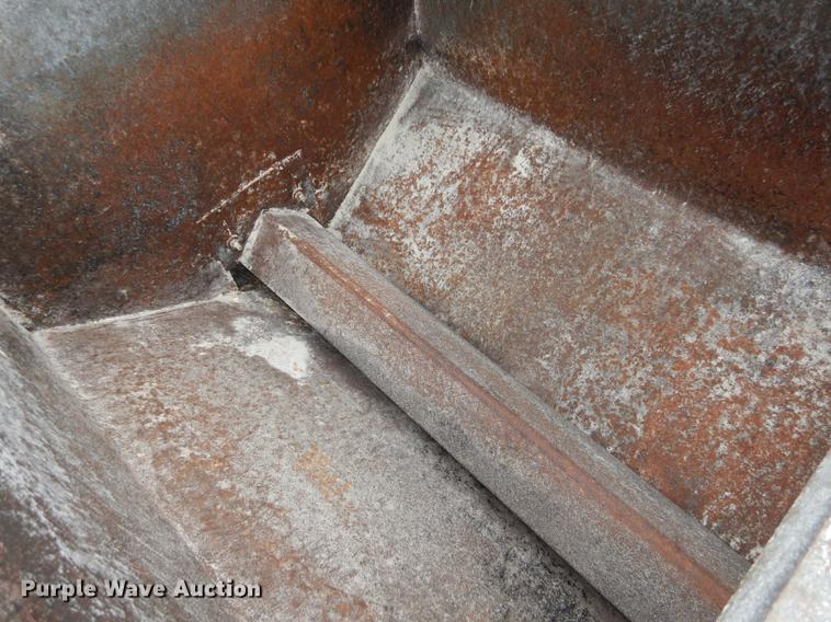 image for item EQ9881 Bar Six cake feeder