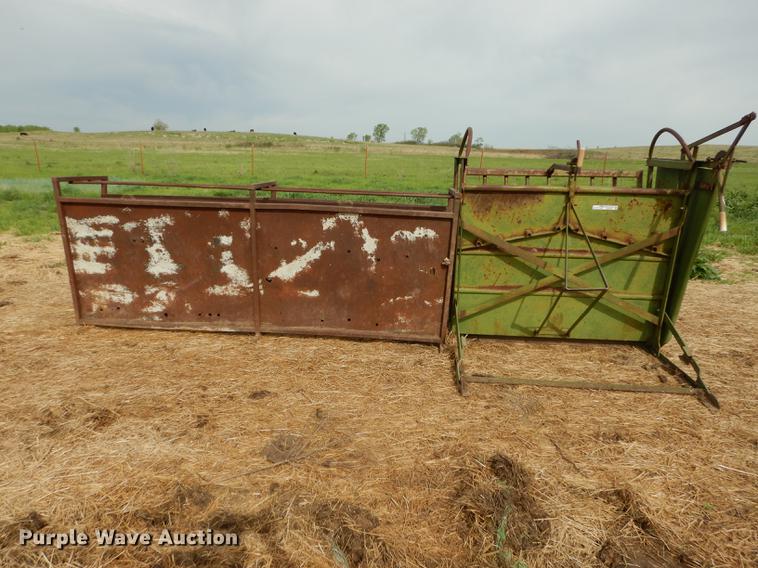 image for item EQ9883 Powder River squeeze chute