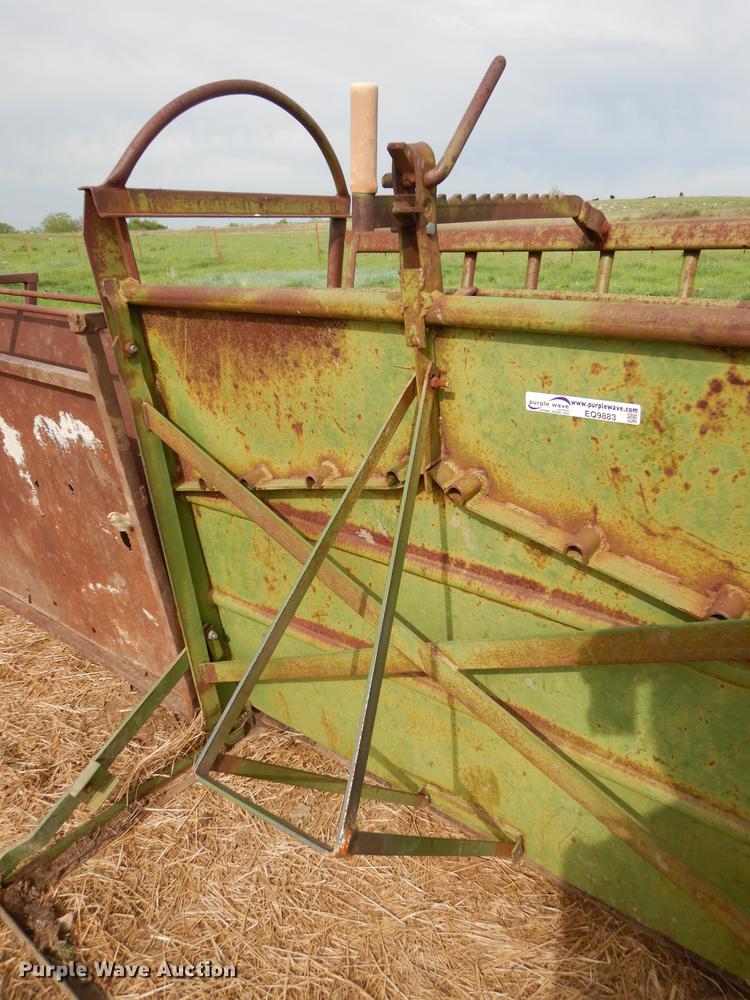 image for item EQ9883 Powder River squeeze chute