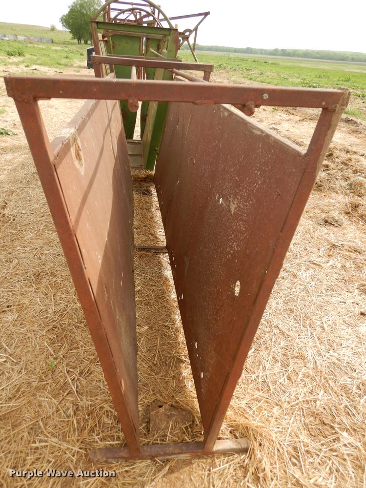 image for item EQ9883 Powder River squeeze chute