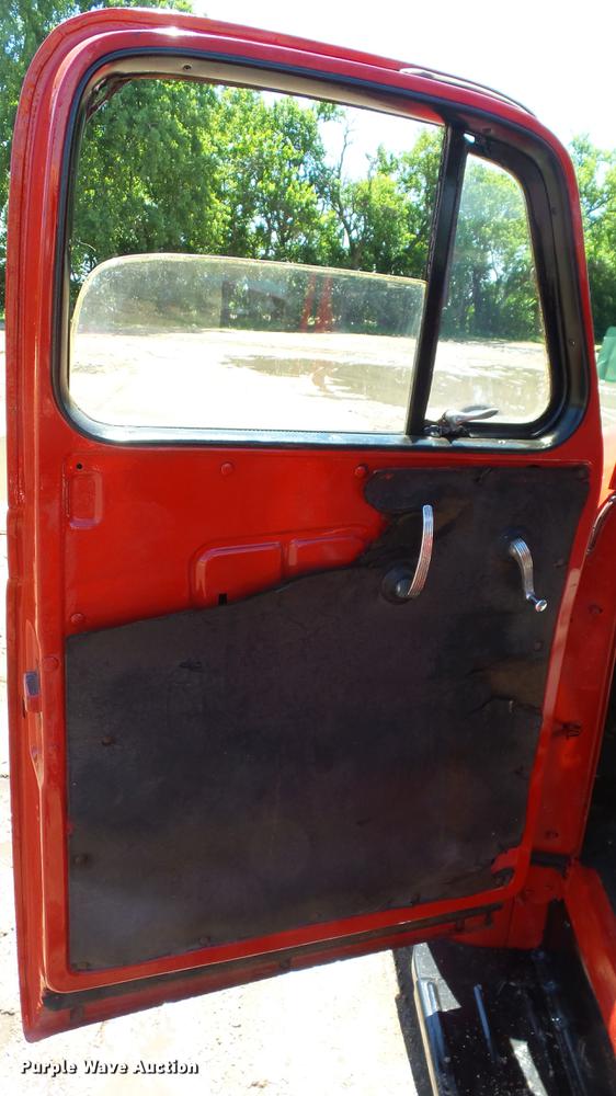 image for item ET9716 1951 International L110 pickup truck