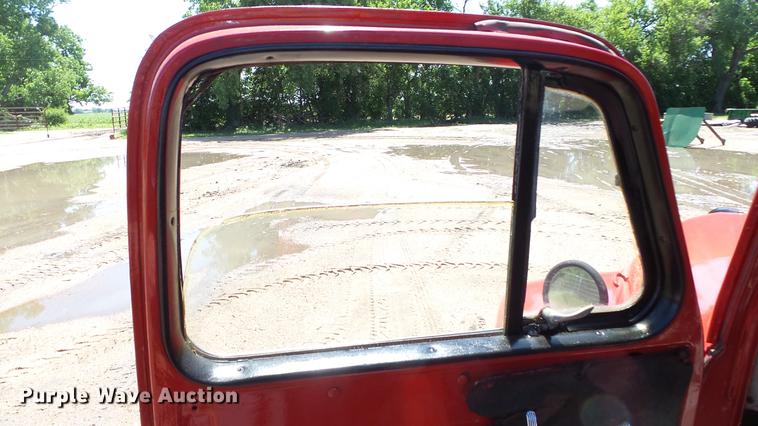 image for item ET9716 1951 International L110 pickup truck