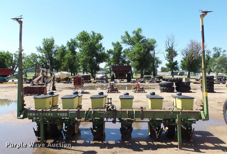 image for item ET9724 John Deere 7100 planter